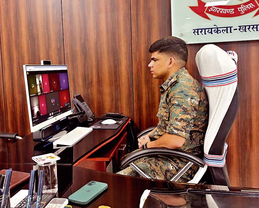 Seraikela Kharsawan News : एसपी ने वीडियो काॅन्फ्रेंसिंग से पदाधिकारियों व थानेदारों संग की बैठक