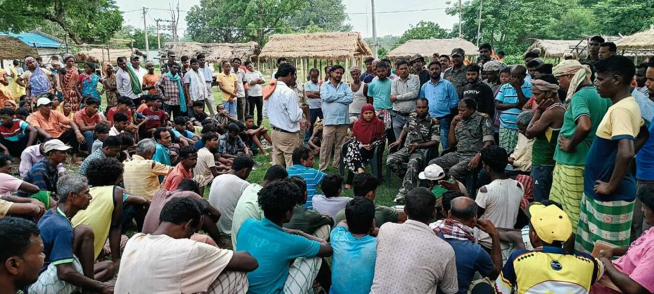 East Singhbhum News : केशरपुर हाट में जमीन मापी के विरोध में हंगामा