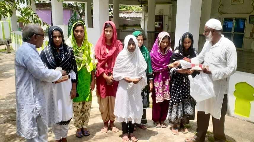 East Singhbhum News : बनकाटी उउवि की छात्राओं को हुसनी जामा मस्जिद कमेटी ने किया सम्मानित