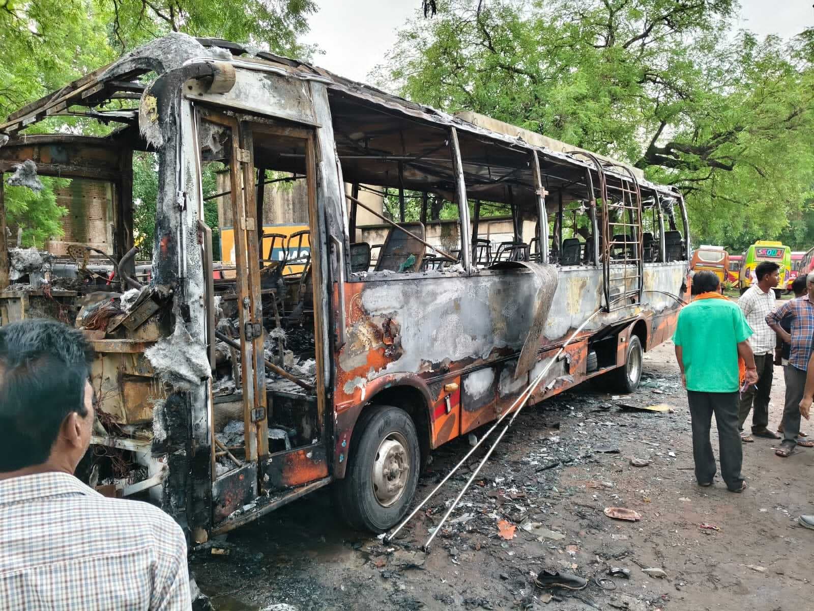 East Singhbhum News : मुसाबनी स्टैंड में लगी आग शंकरी बस जलकर राख