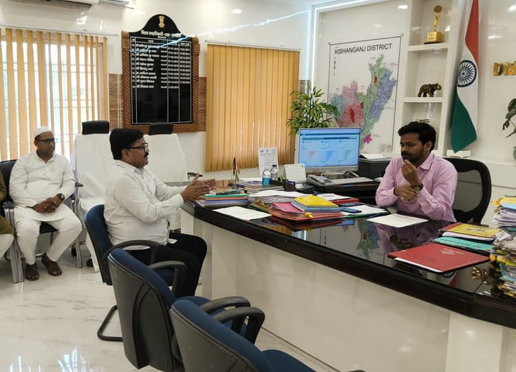 पूर्व विधायक ने डीएम से मृतक के आश्रितों के लिए मुआवजे की मांग की