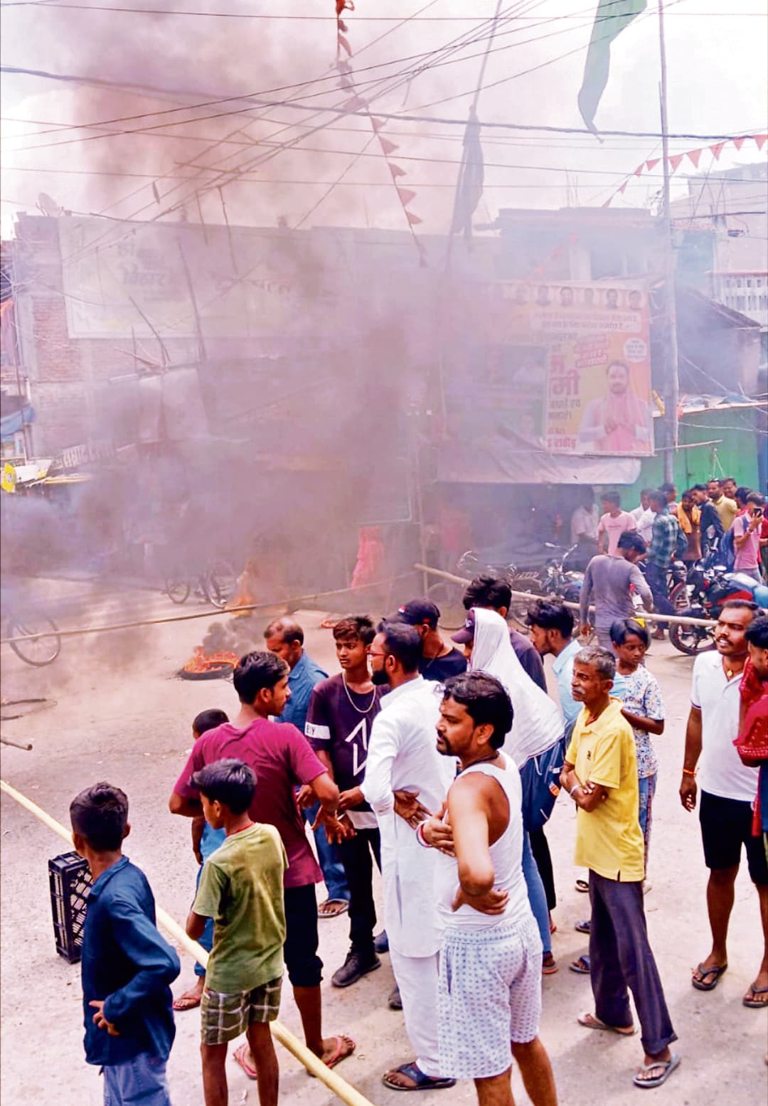 hajipur news. न्यायिक हिरासत में कैदी की मौत से गुस्साये लोगाें ने सड़क पर की आगजनी