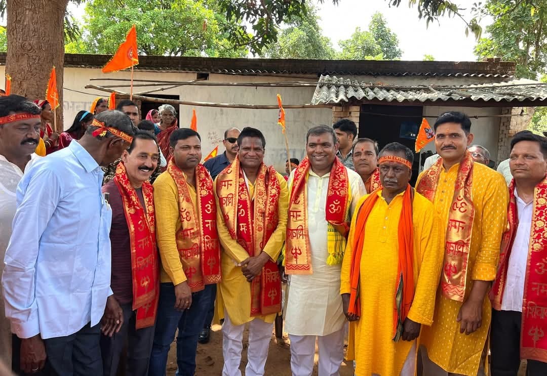 Giridih News :खम्हरबाद में निकली कलश यात्रा में शामिल हुए सांसद ढुलू महतो