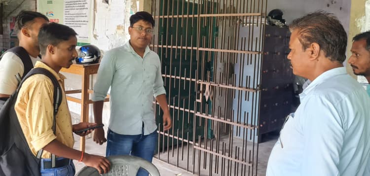 Dhanbad News : साहब कब खुलेगा प्राचार्य कक्ष का ताला, कैसे होगा छात्रों का काम
