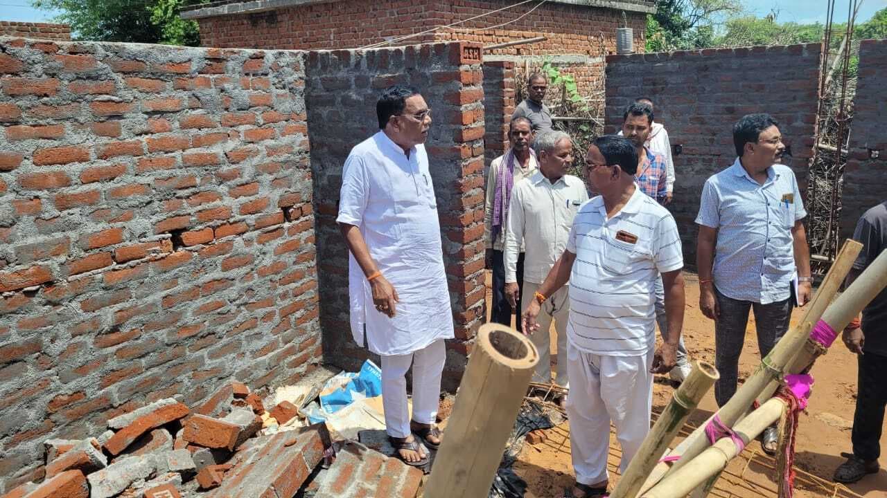 Giridih News :विधायक ने की महिला का मकान ढहाने के वाले वनरक्षियों पर कार्रवाई की मांग