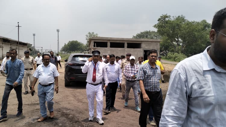 Dhanbad News : विकास कार्य की गति धीमी देख डीआरएम नाराज, लगायी आइडब्ल्यू को फटकार