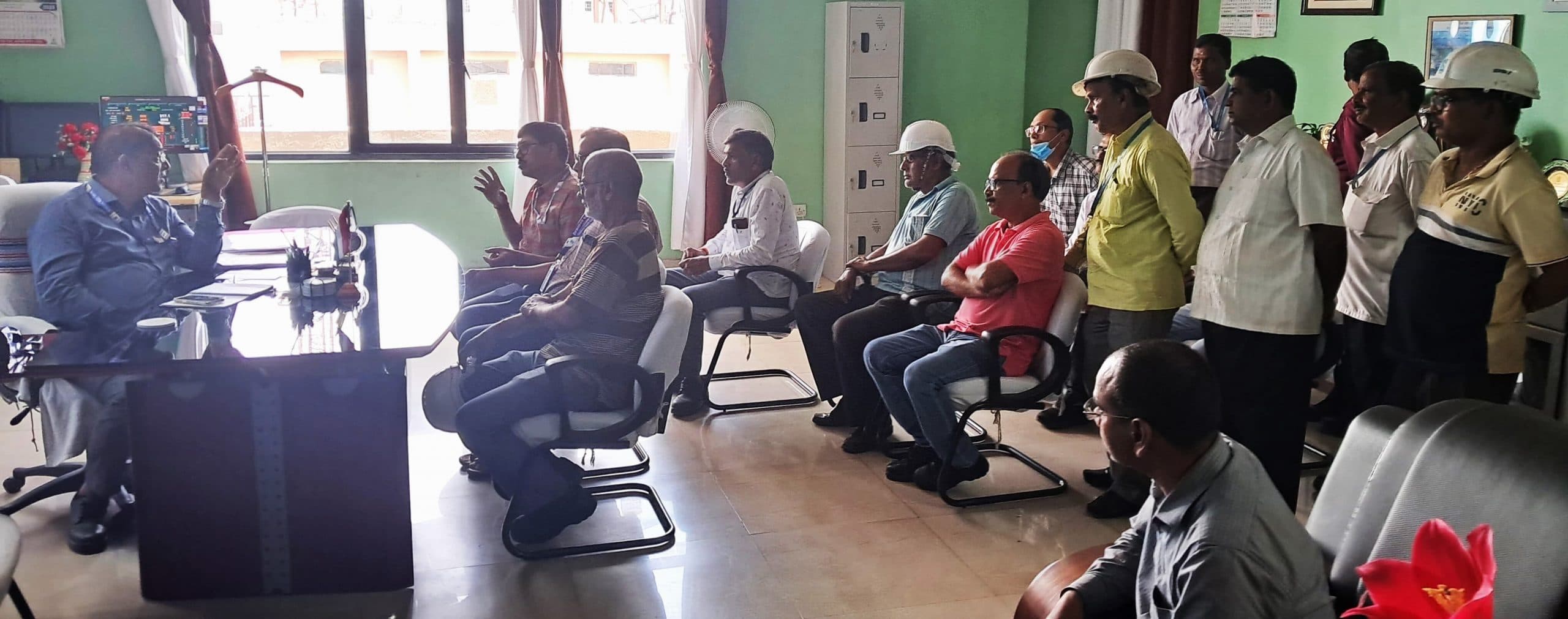 Bokaro News : कॉलोनी की बिजली समस्या को लेकर एचओपी से मिले यूनियन प्रतिनिधि