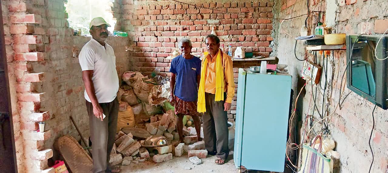 East Singhbhum News : चाकुलिया के तीन गांवों में रात भर हाथियों का उत्पात