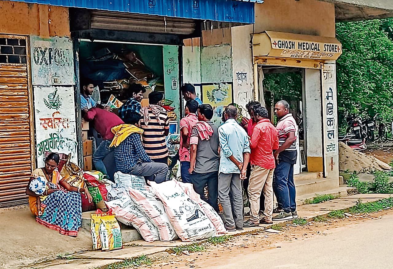 East Singhbhum News : लैंपसों में नहीं पहुंचा बीज, बाजार से खरीद रहे किसान