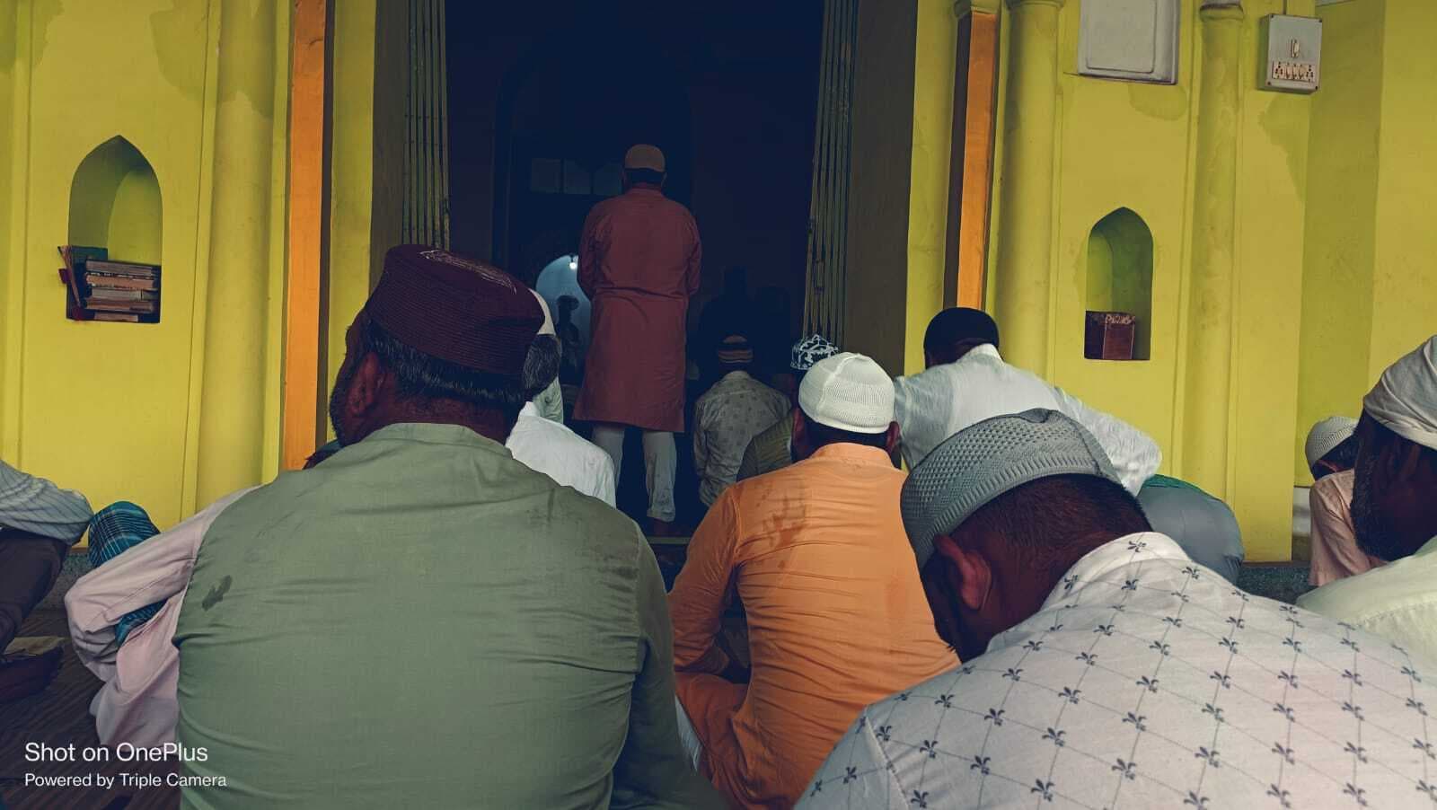 Dhanbad News : विद्युत अधिकारियों की सद्बुद्ध के लिए मस्जिद में पढ़ी नमाज