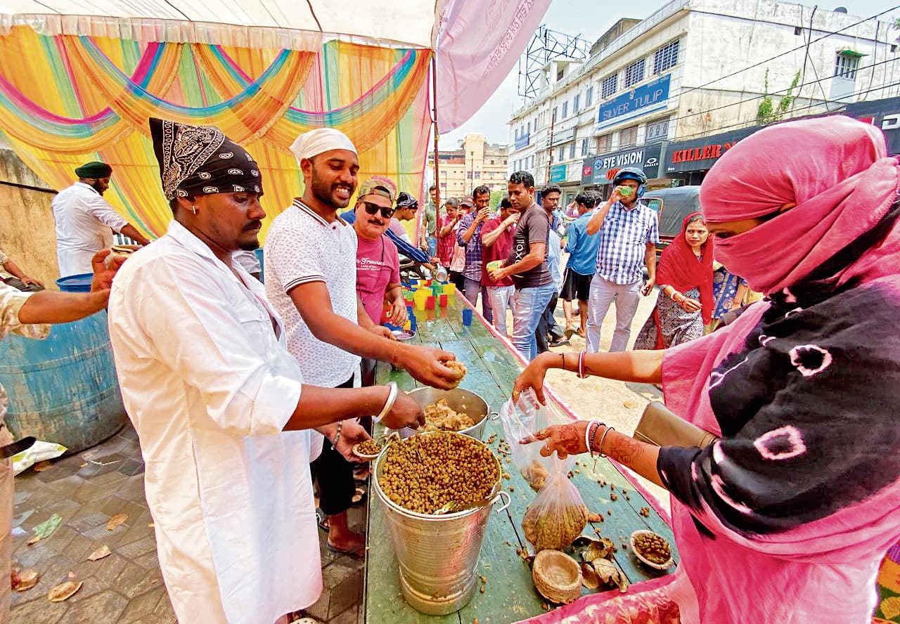 Rourkela News: गुरु अर्जन देवजी के शहादत दिवस पर राहगीरों में चना, हलवा व शरबत का वितरण