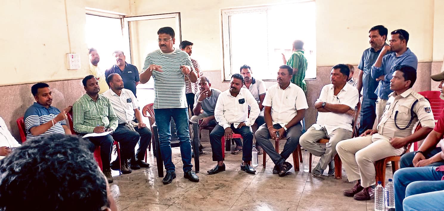 Rourkela News: भास्कर स्पंज प्लांट में हाइवा की चपेट में आने से पोकलेन के हेल्पर की मौत, परिजनों ने किया प्रदर्शन