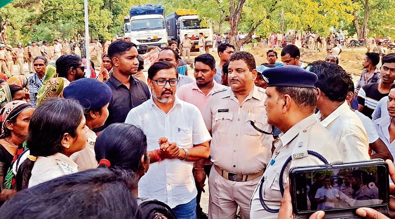 Sundargarh News:   जेल जायेंगे, लेकिन नहीं होने देंगे कोयला का अवैध परिवहन : जोगेश सिंह