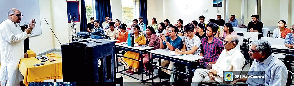 हिंदी पत्रकारिता के विकास के लिए हिंदीतरभाषियों ने भी गलायीं अपनी हड्डियां ः डॉ कृपाशंकर चौबे