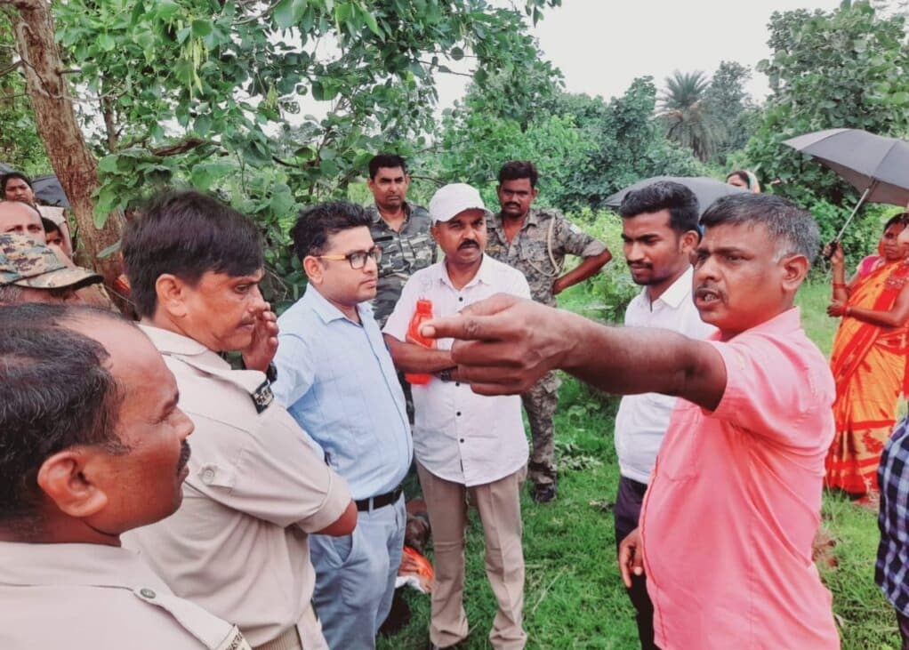 Dhanbad News : पेटिया बस्ती के ग्रामीणों ने रोका सीएंडडी वेस्ट प्लांट निर्माण कार्य, बैरंग लौटे निगम कर्मी