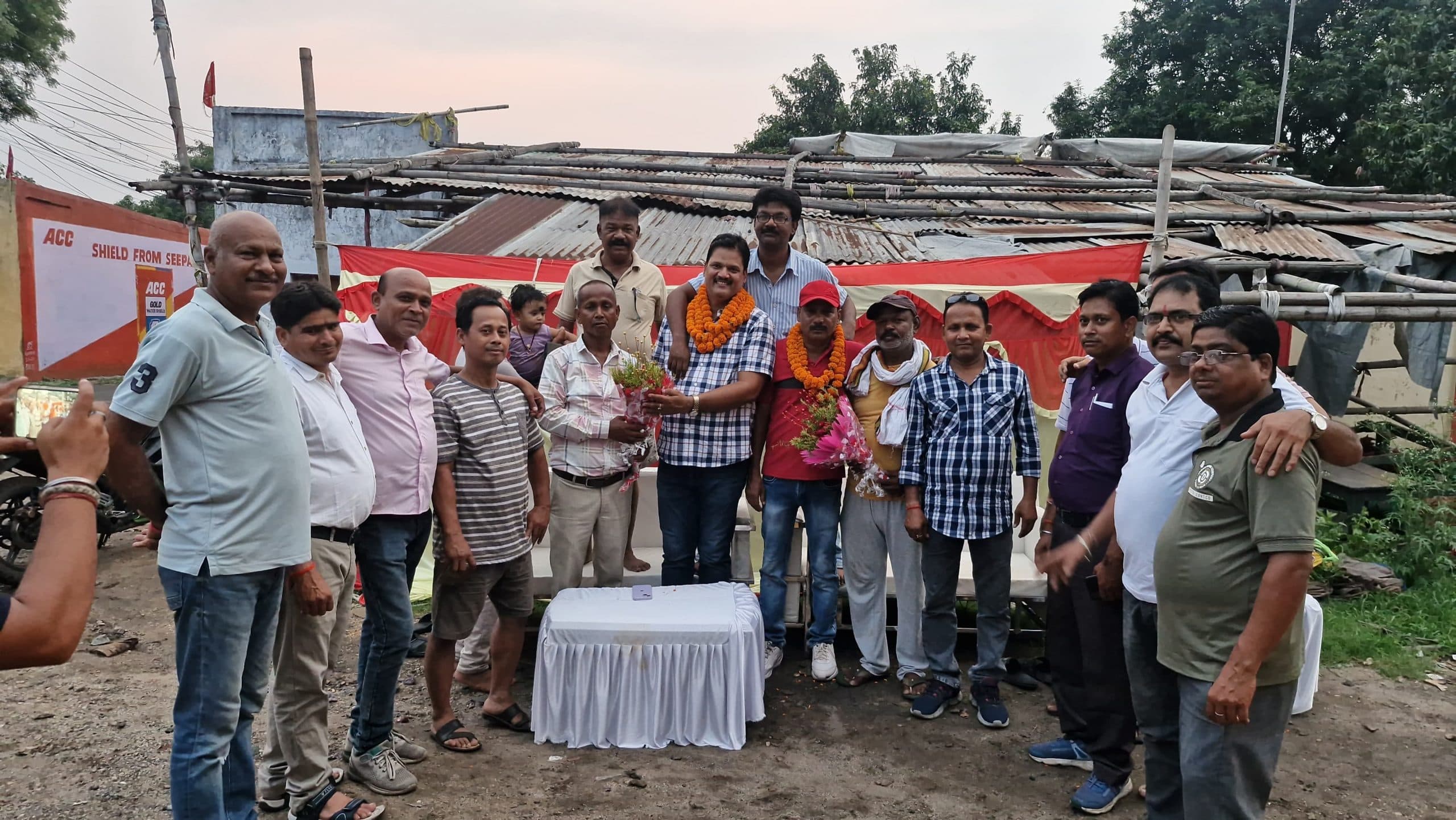 Bokaro News : बचपन के दोस्तों से मिल कर भावुक हुए दारोगा