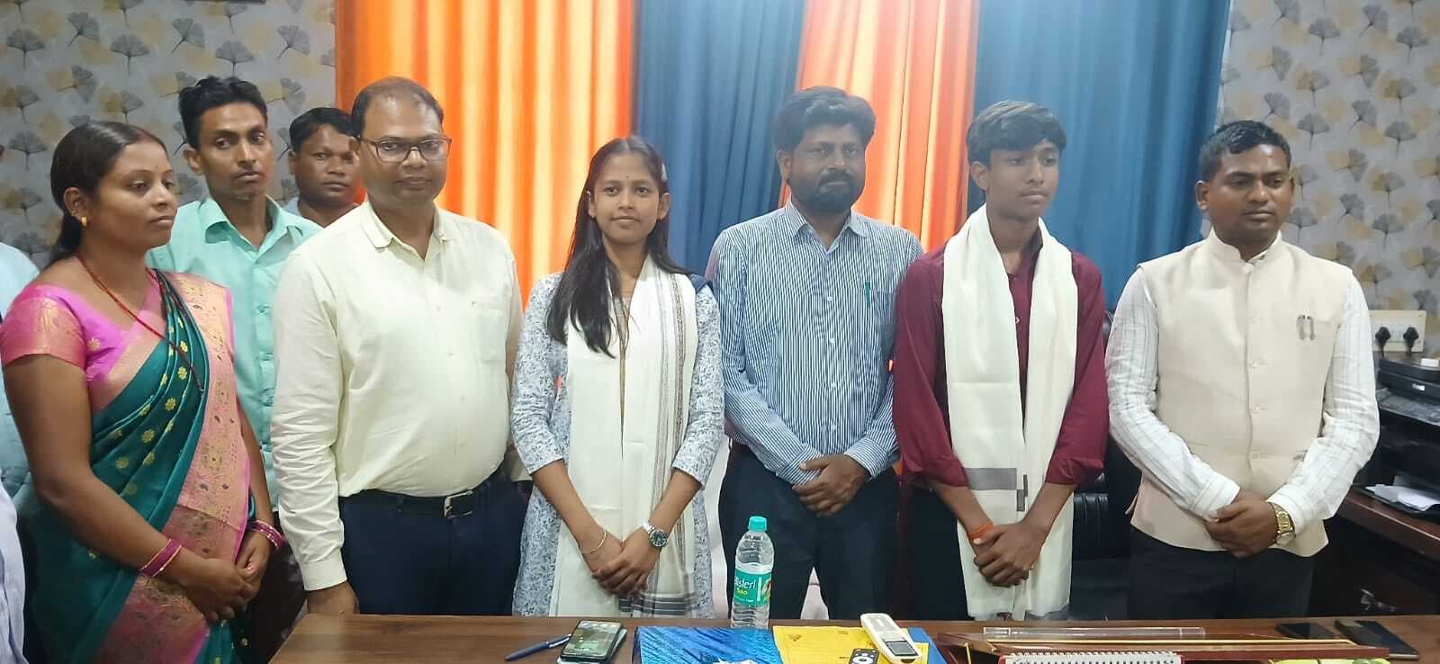 Bokaro News : जिला टॉपर राज लक्ष्मी को किया सम्मानित