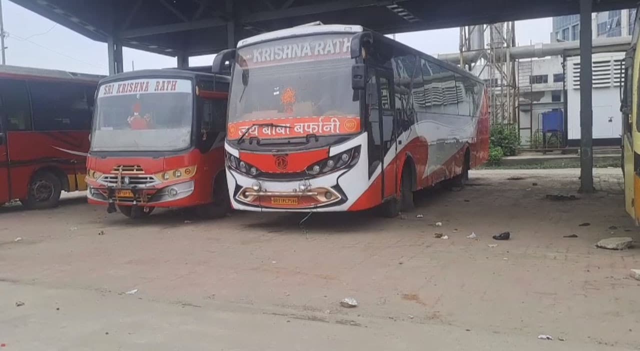 Patna News : बैरिया बस स्टैंड में अब तक नहीं हटायी गयीं कबाड़ बसें