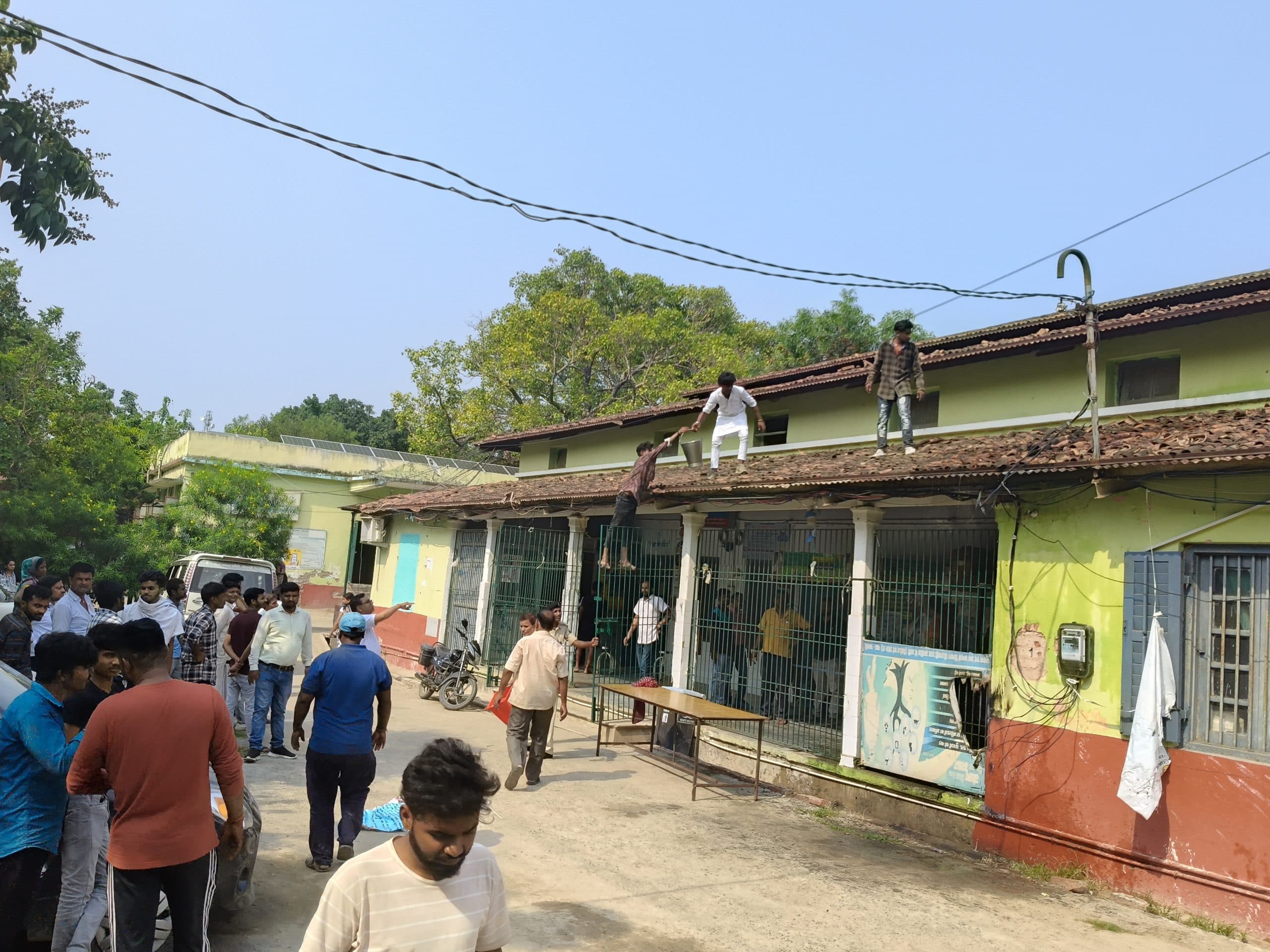 Sitamarhi : डुमरा पीएचसी में शॉर्ट सर्किट से लगी आग, अफरातफरी