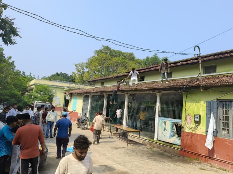 Sitamarhi : डुमरा पीएचसी में शॉर्ट सर्किट से लगी आग, अफरातफरी