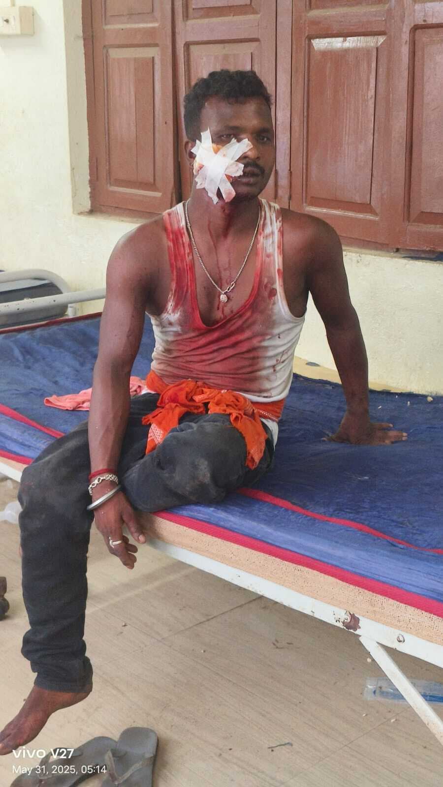 फरक्का : पिकअप वैन के पलटने से युवक की मौत, दो घायल