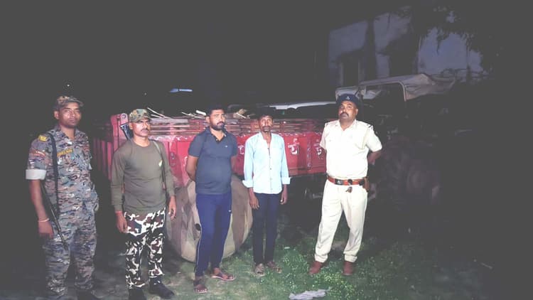 बिना चालान के बालू लदा ट्रैक्टर जब्त, चालक व मालिक गिरफ्तार