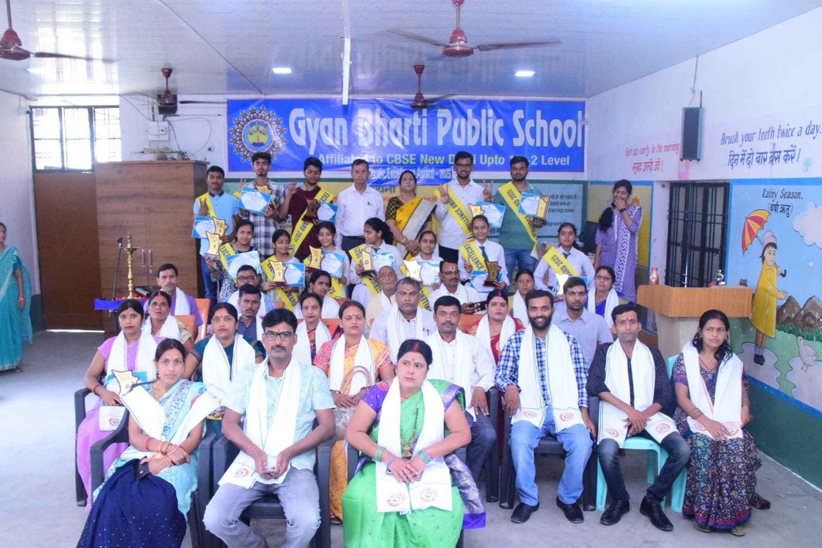 Sitamarhi : डिस्ट्रिक टॉपर को अपने स्कूल ज्ञान भारती में मिला सम्मान