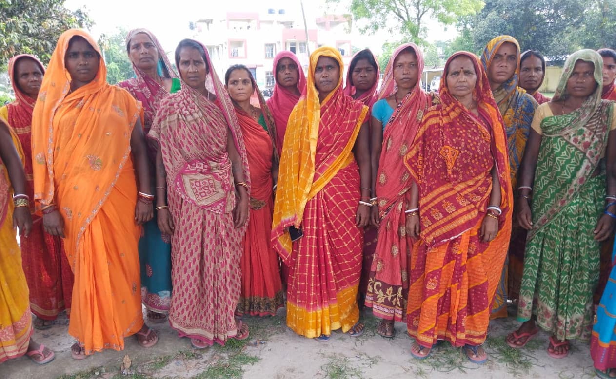 शराब के धंधेबाजों पर चला जीविका दीदियों का डंडा