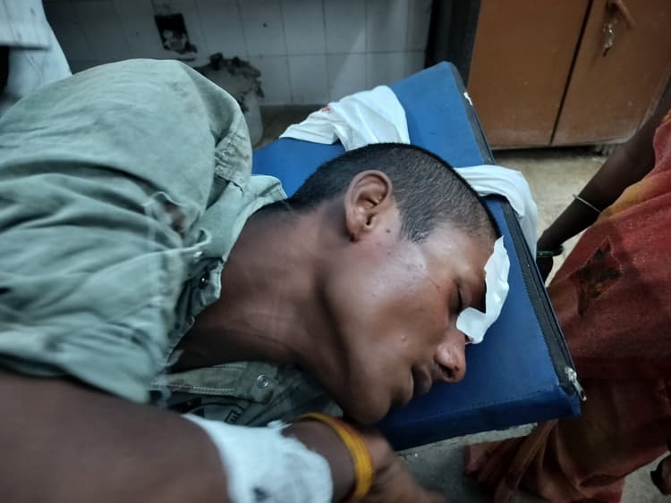 तेज रफ्तार वाहन की टक्कर से हादसा, बाल-बाल बचे बाइक सवार दंपति और महिला