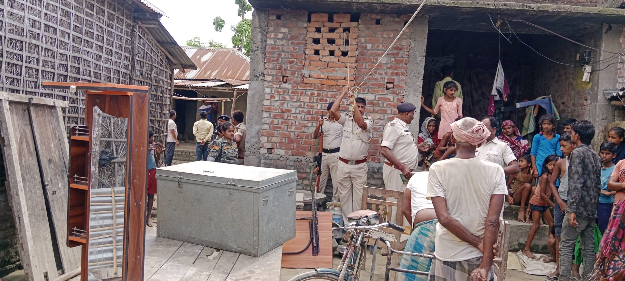 पुलिस पर हमला करने के आरोपित के घर हुई कुर्की जब्ती