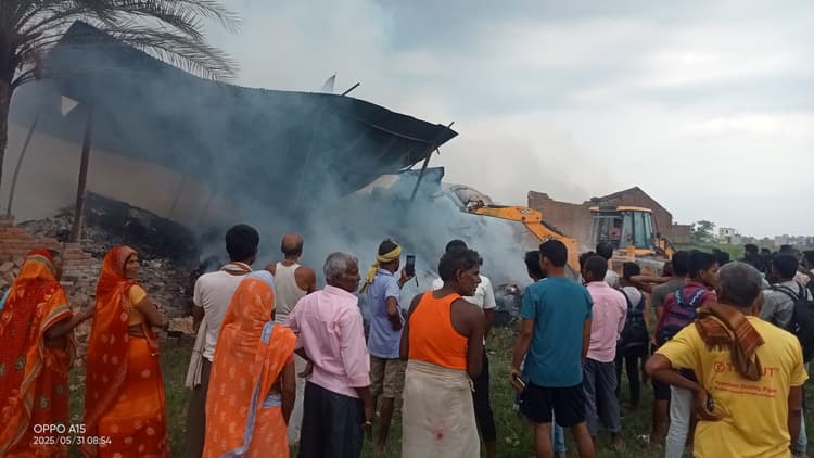 Sitamarhi : पुनौरा में कार्टून फैक्ट्री में भीषण आग, अफरातफरी, 10 लाख का नुकसान