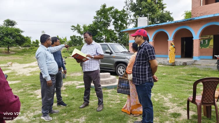 औचक निरीक्षण में पांच शिक्षक मिले स्कूल से गायब