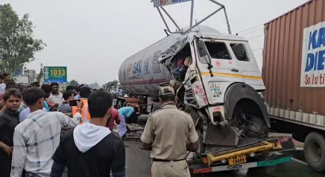 खड़े ट्रक को गैस टैंकर ने मारा धक्का, चालक की मौत