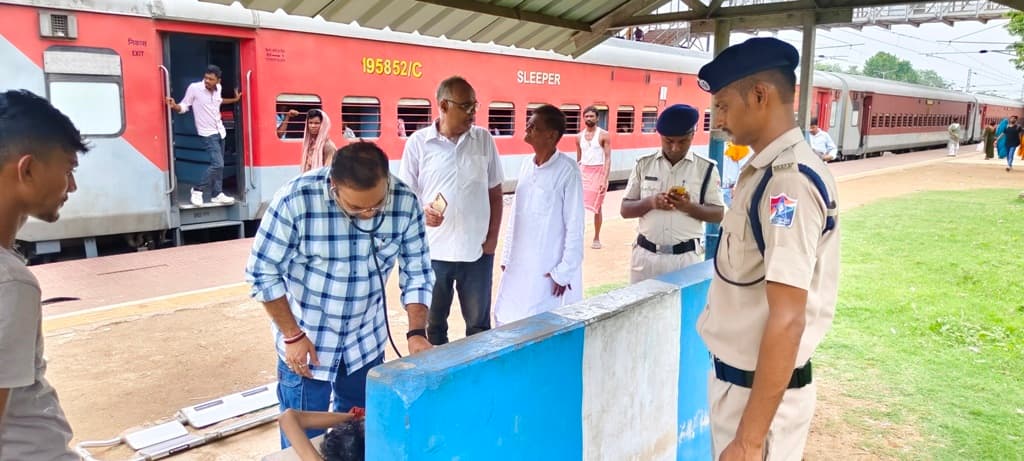 मंदार हिल स्टेशन के प्लेटफार्म संख्या एक पर मिला युवक का शव