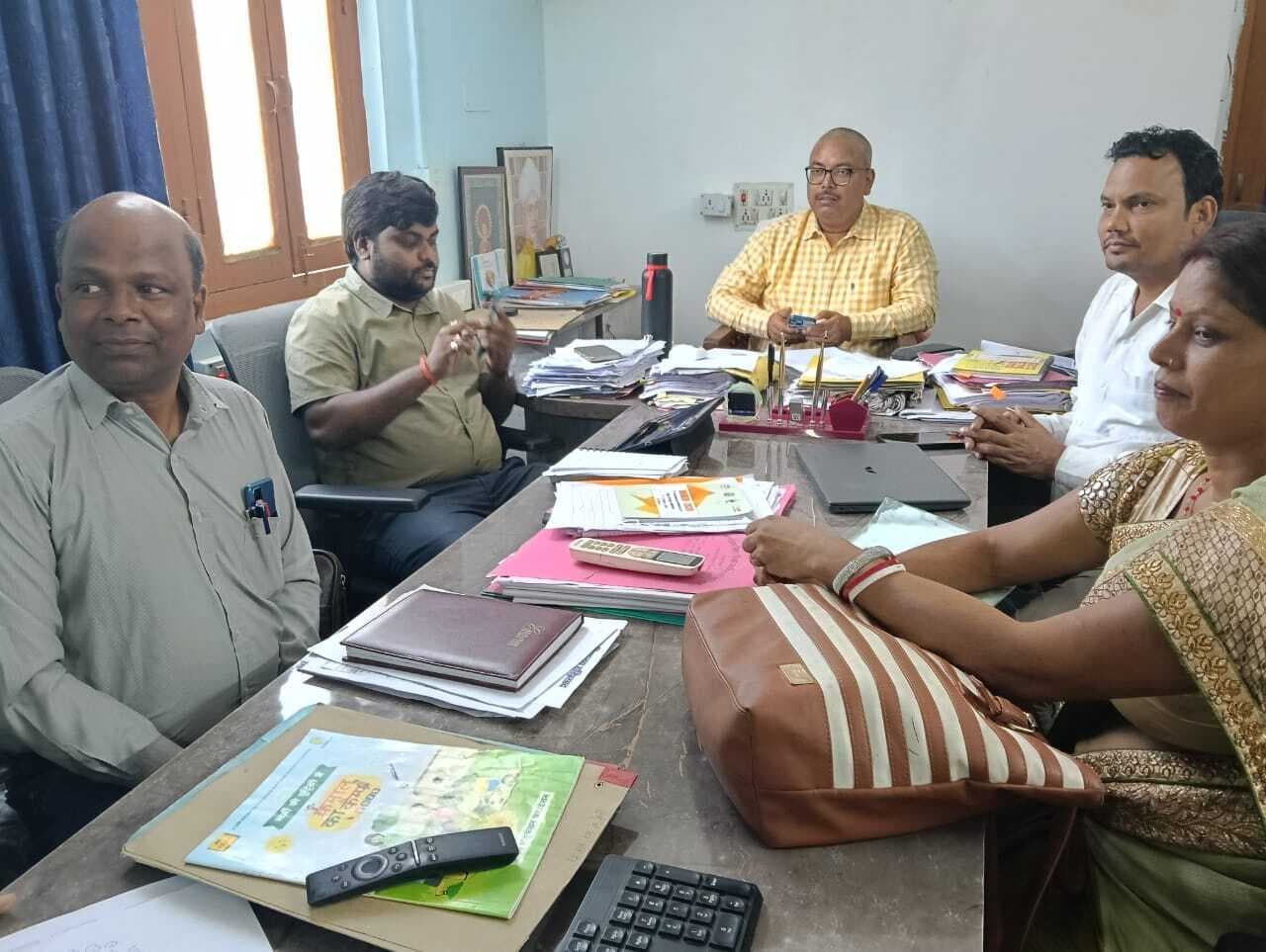 बैठक में गणितीय समर कैंप के तैयारी की समीक्षा