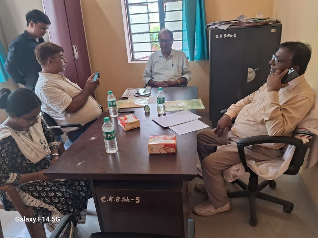 फाउंडेशन बीज क्षति का जायजा लेने शंभुगंज पहुंचे ज्वाइंट डायरेक्टर