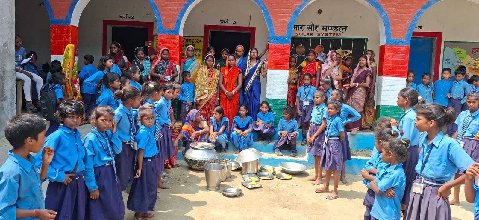 बदबूदार मध्याह्न भोजन को लेकर बच्चों व अभिभावकों ने किया हंगामा