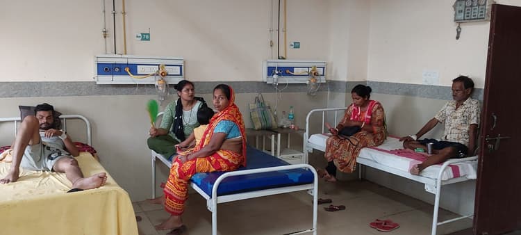 सदर अस्पताल में पंखा नहीं चलने पर मरीज गरमी से हुए परेशान
