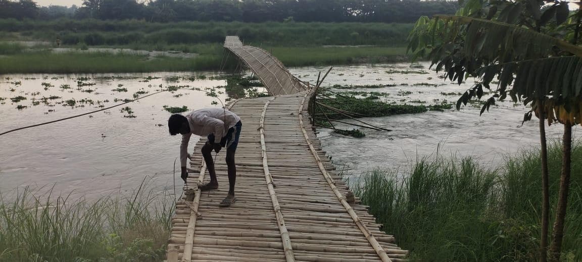 Sitamarhi : बागमती के जलस्तर बढ़ने से भरथी गांव का चचरी पुल ध्वस्त