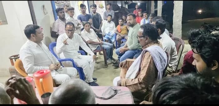 जनसंपर्क अभियान चलाकर राहुल गांधी की सोच को घर-घर पहुंचाने में जुटे