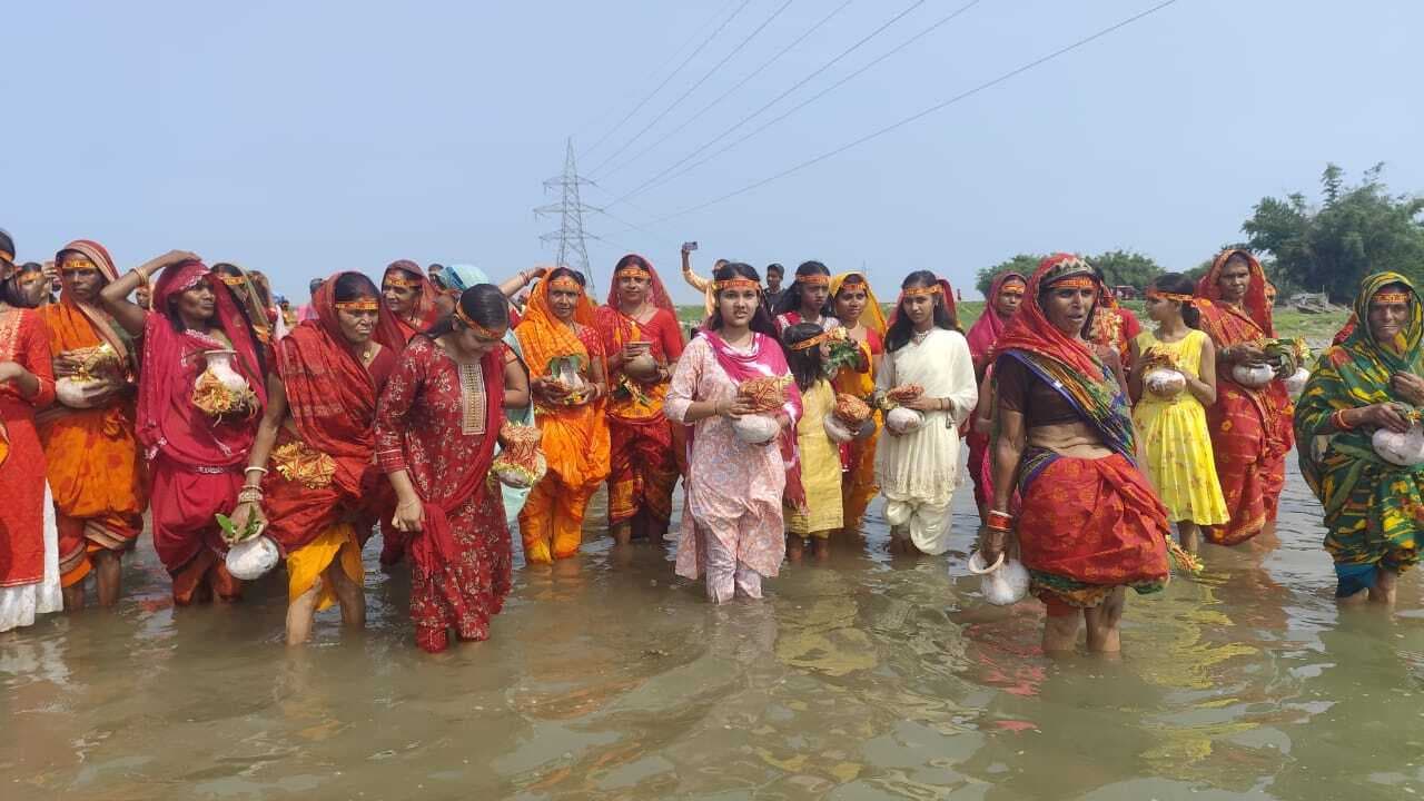 सात दिवसीय श्रीमद्भागवत कथा सह एकादशी उद्यापन को लेकर निकाली गयी कलश यात्रा