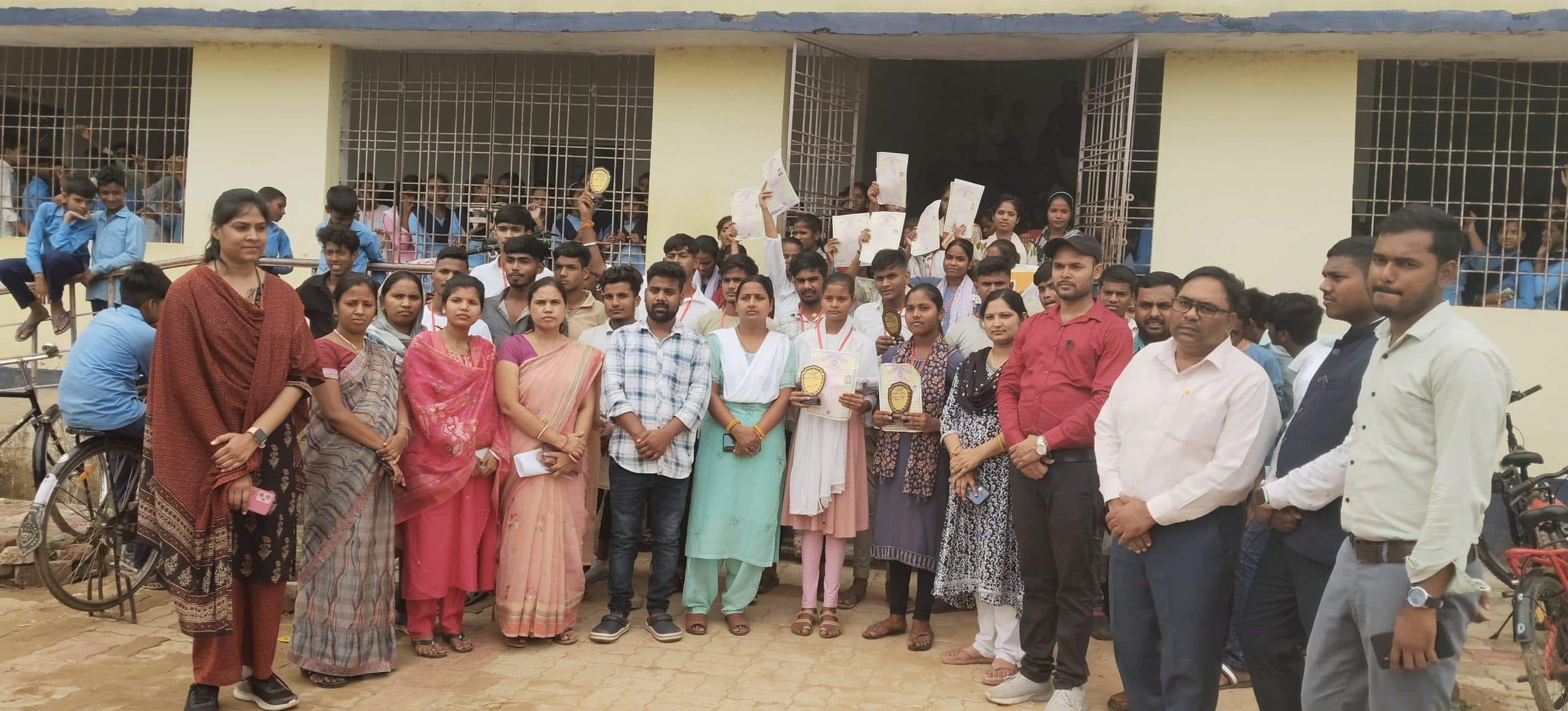 इंटर-मैट्रिक में टॉप छात्र-छात्राओं को किया गया सम्मानित