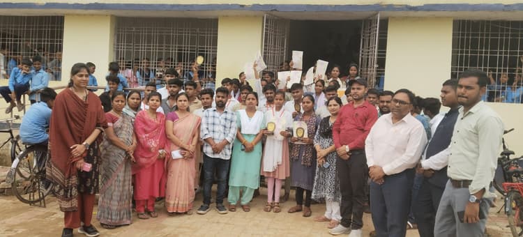 इंटर-मैट्रिक में टॉप छात्र-छात्राओं को किया गया सम्मानित