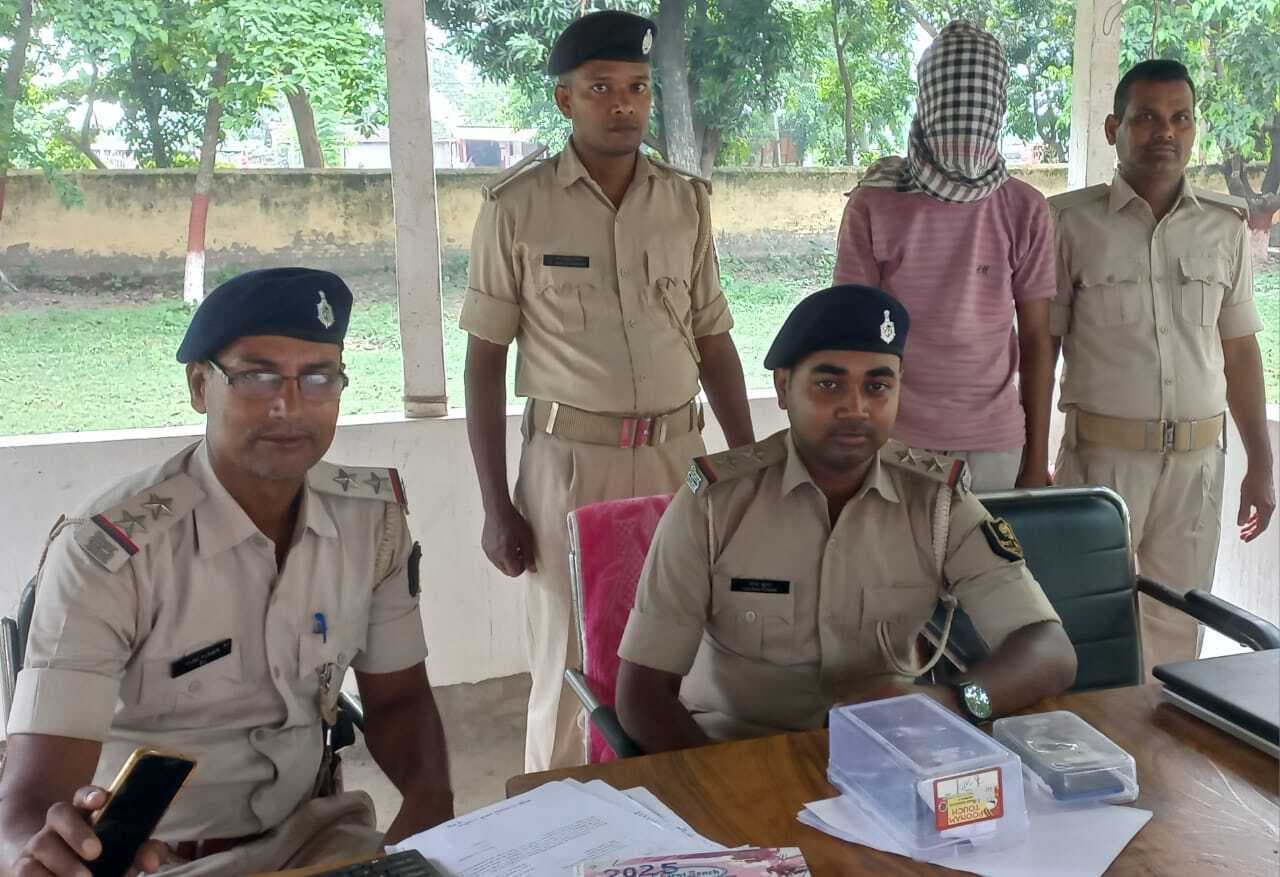 रात्री गस्ती में देशी कट्टा के साथ स्टेशन बाजार से पुलिस ने दबोचा