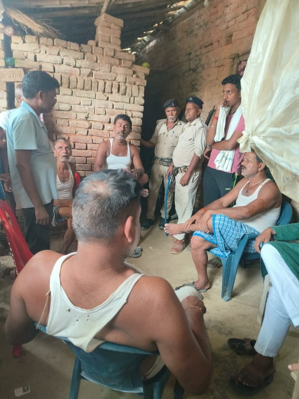 Sitamarhi : चार गांवों में दर्जन भर मोबाइल समेत अन्य सामान चोरी