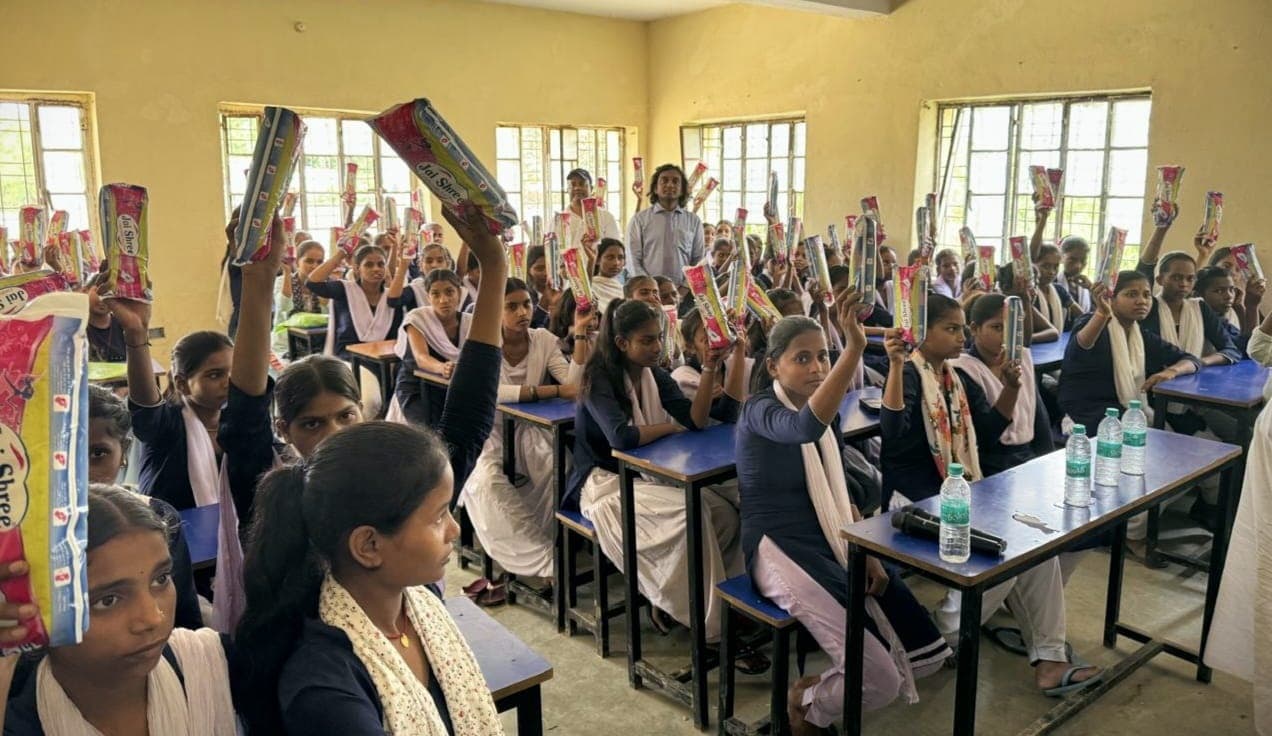 Sitamarhi : माहवारी स्वच्छता जागरूकता सह सैनेटरी पैड वितरण कार्यक्रम आयोजित