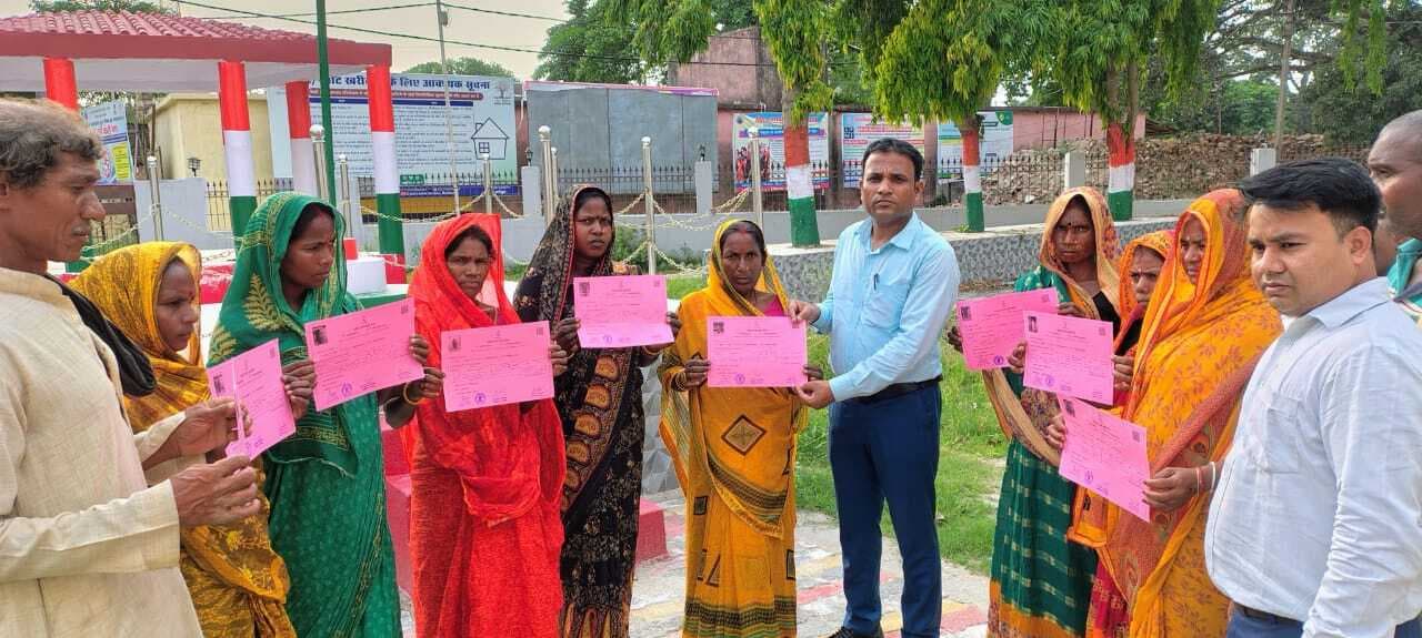 नौ महादलित परिवारों को दिया गया पर्चा