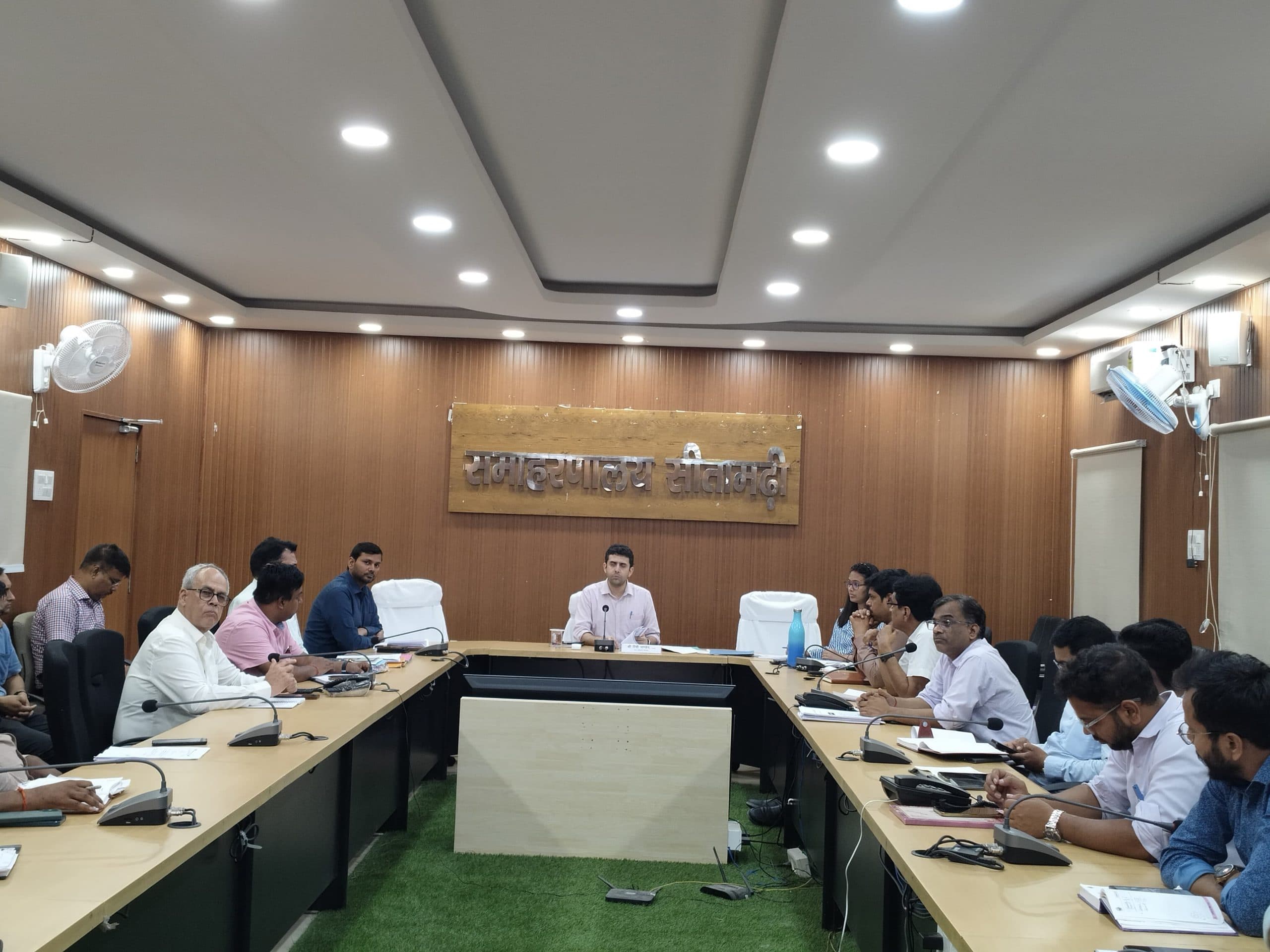 आपूर्ति विभाग की की समीक्षा बैठक में बोले डीएम, राशन कार्ड में लंबित आवेदनों को समय सीमा में करें निष्पादित