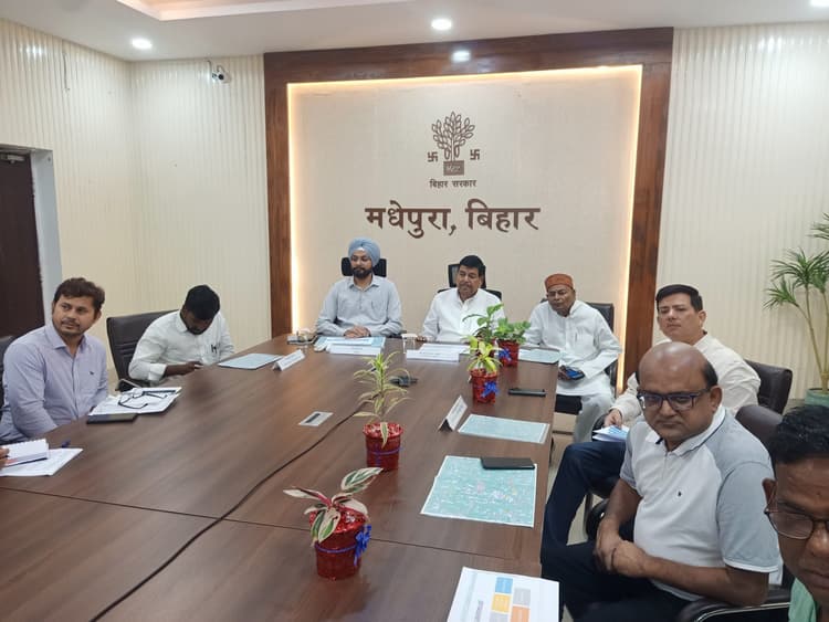 एनएच डिविजन व कंसल्टेंट ने सिंहेश्वर बायपास से संबंधित तीन मार्ग रेखन की दी प्रस्तुति