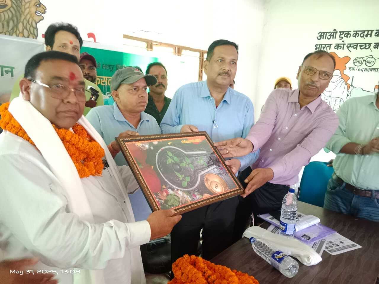 सेवानिवृत्ति पर शिक्षक व पंचायत सचिव को समारोहपूर्वक दी गयी विदाई